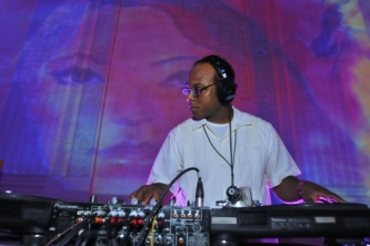 Michael Barnes DeeJaying @ RadioActive April 2009 © Salvador Farfan